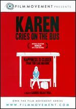 Karen llora en un bus