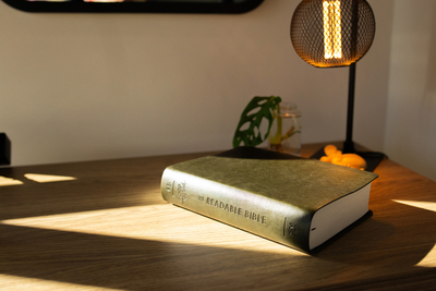 The Readable Bible: Holy Bible - Laughlin, Rod (Editor), and Kennedy, Brendan, Dr. (Editor), and Kinser, Colby, Dr. (Editor)